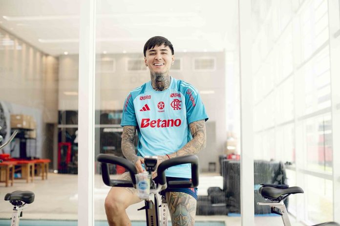 Pulgar na academia do Flamengo no Ninho do Urubu