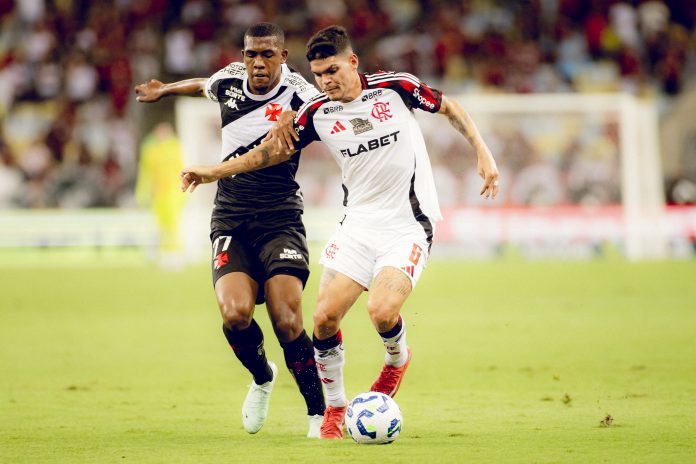 Ayrton Lucas disputa jogada com Rayan no clássico entre Flamengo x Vasco
