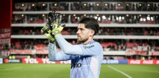 Rossi que pegou 2 pênaltis, comemora a classificação do Flamengo contra o Estudiantes - FOTO: Gilvan de Souza / Flamengo