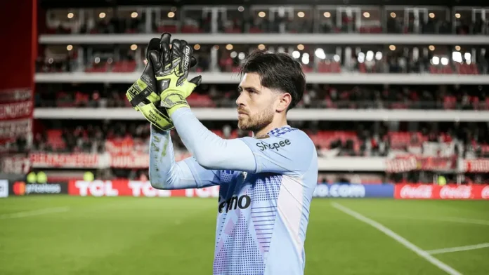 Rossi que pegou 2 pênaltis, comemora a classificação do Flamengo contra o Estudiantes - FOTO: Gilvan de Souza / Flamengo