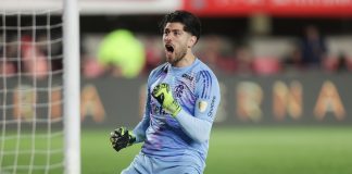 Goleiro Rossi defende pênalti para o Flamengo contra o Estudiantes - FOTO: Gilvan de Souza / Flamengo