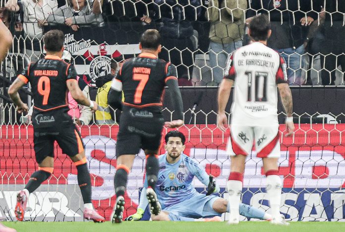Rossi defende pênalti petético cobrado por Yuri Alberto - FOTO: Gilvan de Souza / Flamengo