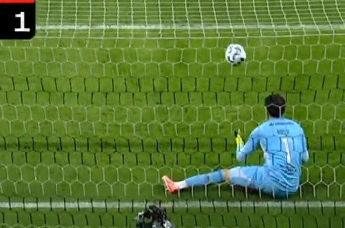 Rossi defende o pênalti de Yuri Alberto sentado