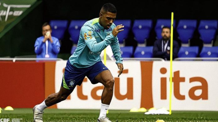 Samuel Lino em treino da Seleção Brasileira