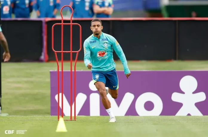 Samuel Lino em treino da Seleção Brasileira