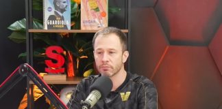 O jornalista Thiago Leifert em entrevista no Charla Podcast