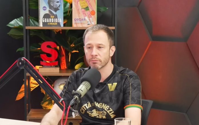 O jornalista Thiago Leifert em entrevista no Charla Podcast