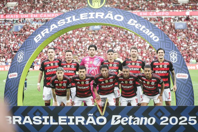 Time-Flamengo-1-1-Gremio-310825-FOTO-Gilvan-de-Souza Time do Flamengo posa pra foto antes do jogo contra o Grêmio no Maracanã - FOTO: Gilvan de Souza / Flamengo