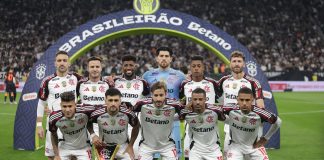 Time do Flamengo posa pra foto antes da vitória sobre o Corinthians em Itaquera - FOTO: Gilvan de Souza / Flamengo