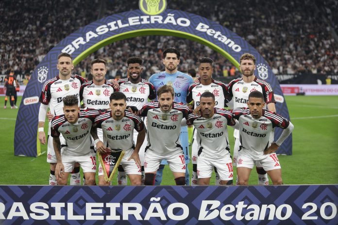 Time-Flamengo-2-1-Corinthians-280925-Foto-Gilvan-de-Souza Time do Flamengo posa pra foto antes da vitória sobre o Corinthians em Itaquera - FOTO: Gilvan de Souza / Flamengo
