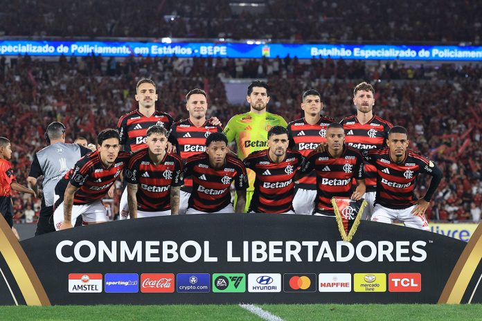 Time do Flamengo em campo antes da vitória por 2x1 sobre o Estudiantes na Libertadores - FOTO: Gilvan de Souza / Flamengo