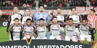 Time do Flamengo posa pra foto antes de eliminar o Estudiantes na Libertadores - FOTO: Gilvan de Souza / Flamengo