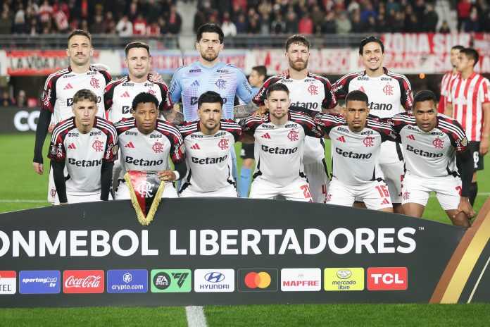 Time do Flamengo posa pra foto antes de eliminar o Estudiantes na Libertadores - FOTO: Gilvan de Souza / Flamengo