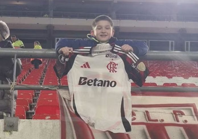 Torcedor do Estudiante ganha a camisa do Arrascaeta de presente