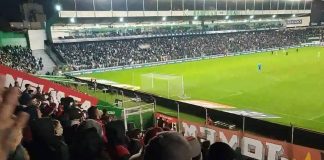 Torcida do Flamengo presente no Estádio Alfredo Jaconi em Caxias do Sul