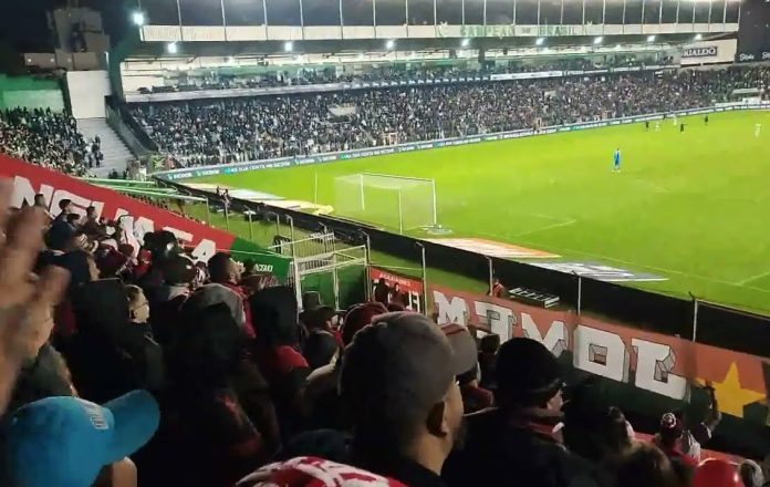 Torcida do Flamengo presente no Estádio Alfredo Jaconi em Caxias do Sul
