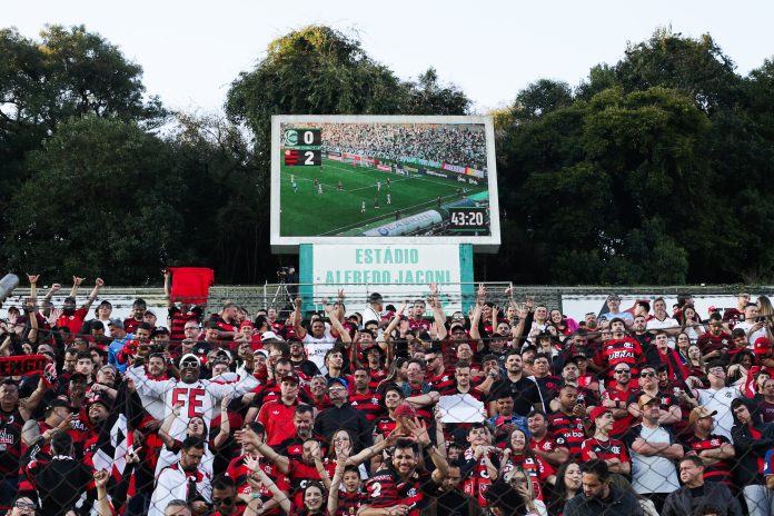 Torcida do Flamengo presente no Alfredo Jaconi na vitória do Flamengo sobre o Juventude - FOTO: Gilvan de Souza / Flamengo