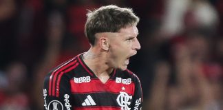 Varela comemora gol pelo Flamengo na vitória sobre o Estudiantes