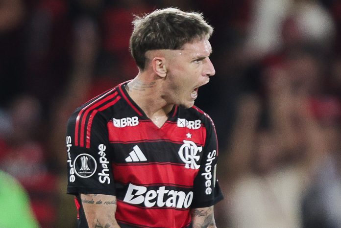Varela comemora gol pelo Flamengo na vitória sobre o Estudiantes