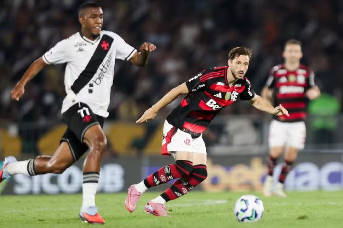 Viña disputa a jogada com Rayan no empate entre Flamengo e Vasco