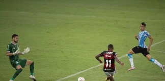 Vitinho perde o gol cara a cara com o goleiro do Racing em 2020