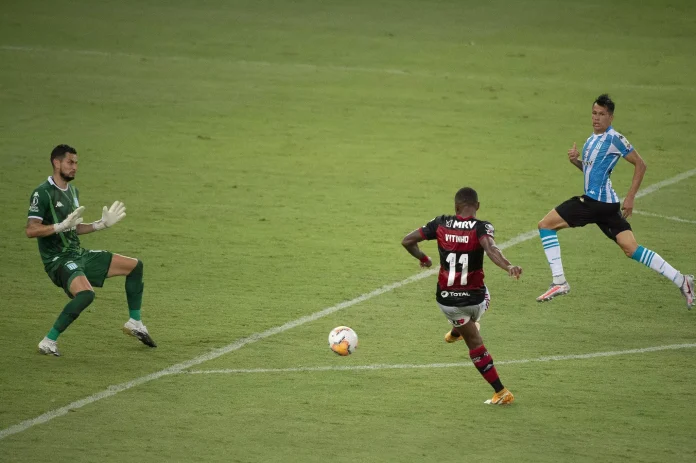 Vitinho perde o gol cara a cara com o goleiro do Racing em 2020