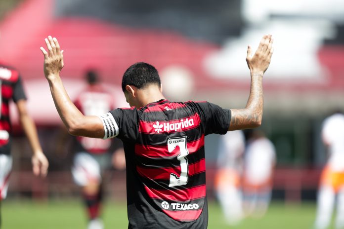 Iago comemora o gol da vitória do Flamengo sobre o Nova Iguaçu pelo sub-20 - FOTO: Gilvan de Souza / Flamengo