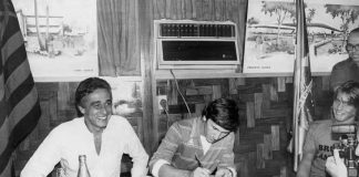 O então presidente Antônio Augusto Dunshee de Abranches e o Galinho Zico
