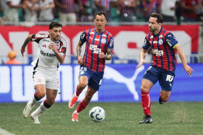 Arrascaeta em jogada com Everton Ribeiro no jogo entre Flamengo e Bahia - FOTO: Gilvan de Souza / Flamengo