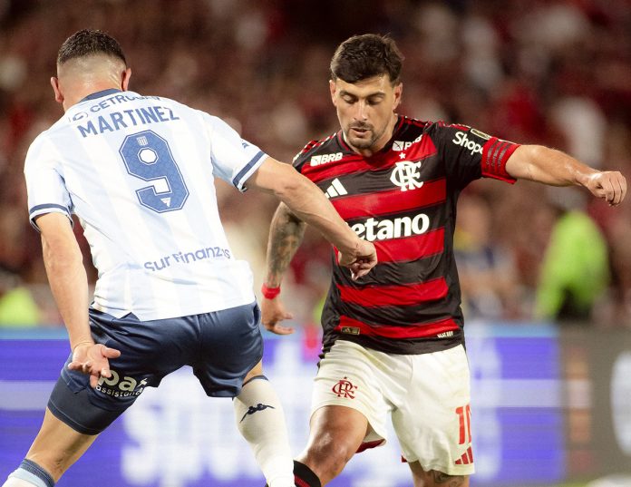 Arrascaeta em campo pelo Flamengo na vitória sobre o Racing - FOTO: Gilvan de Souza / Flamengo