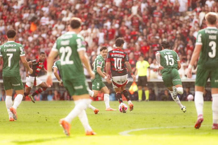 Arrascaeta em campo na vitória do Flamengo sobre o Palmeiras - FOTO: Gilvan de Souza / Flamengo