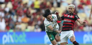 Arrascaeta disputa a jogada com Gustavo Gómez no jogo entre Flamengo e Palmeiras no Maracanã em 2024