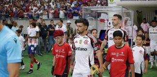 Arrascaeta, Léo Ortiz e jogadores entrando em campo na derrota do Flamengo para o Bahia em Salvador - FOTO: Gilvan de Souza / Flamengo