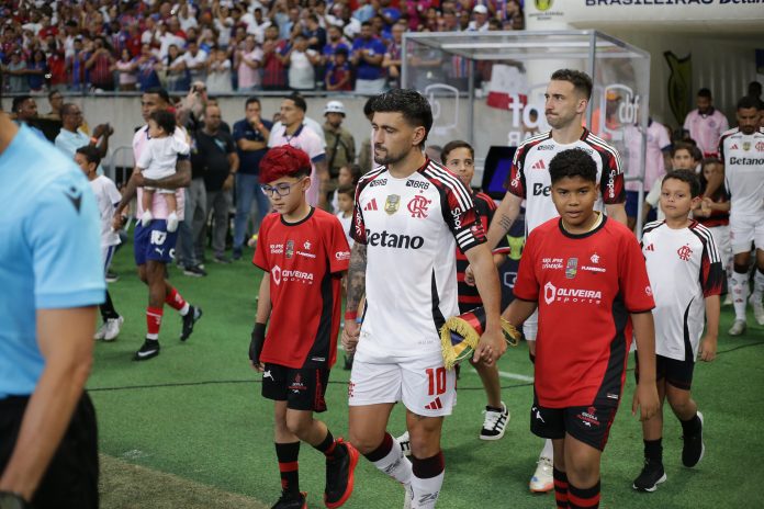 Arrascaeta, Léo Ortiz e jogadores entrando em campo na derrota do Flamengo para o Bahia em Salvador - FOTO: Gilvan de Souza / Flamengo