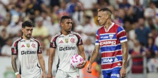 Arrascaeta e Samuel Lino em campo na derrota do Flamengo para o Fortaleza - FOTO: Gilvan de Souza / Flamengo