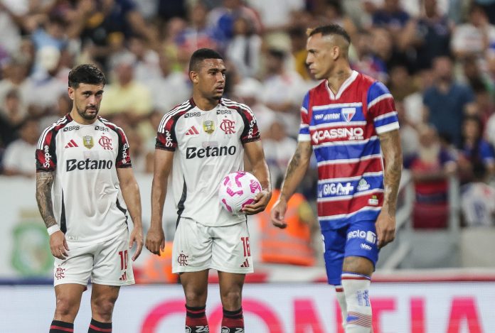 Arrascaeta e Samuel Lino em campo na derrota do Flamengo para o Fortaleza - FOTO: Gilvan de Souza / Flamengo