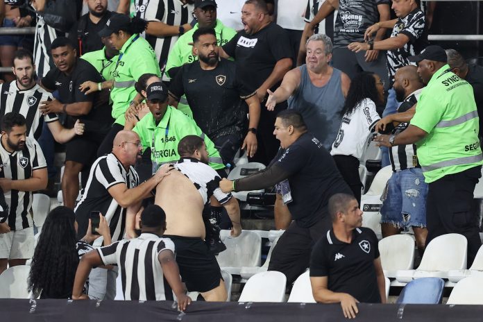Torcedores do Botafogo brigam no Engenhão durante derrota para o Flamengo