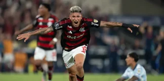 Carrascal corre para comemorar o gol da vitória do Flamengo sobre o Racing - Foto: Jorge Rodrigues / AGIF