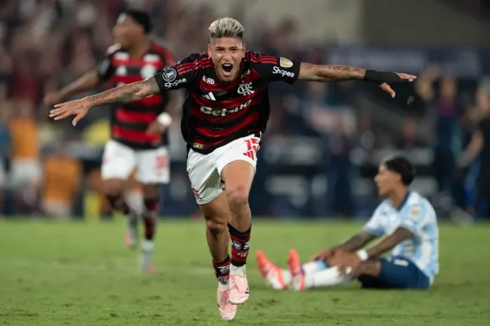 Carrascal corre para comemorar o gol da vitória do Flamengo sobre o Racing - Foto: Jorge Rodrigues / AGIF