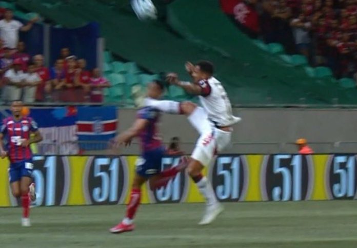 Danilo levanta demais a perna e é expulso na derrota do Flamengo para o Bahia