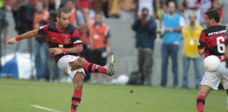 Diego Tardelli chuta para marcar o gol do título da Taça Guanabara 2008