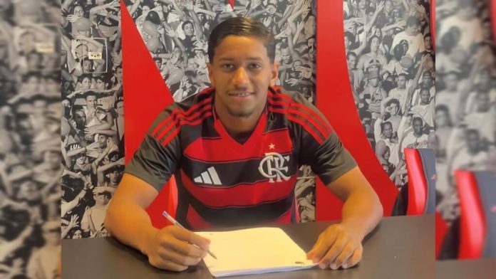 O jovem Emanuel assinou contrato de 3 anos com o Flamengo