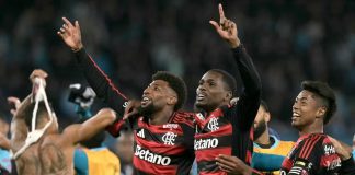 Emerson Royal, Evertton Araújo e Bruno Henrique comemoram a classificação do Flamengo para final da Libertadores da América - FOTO: Luis ROBAYO / AFP