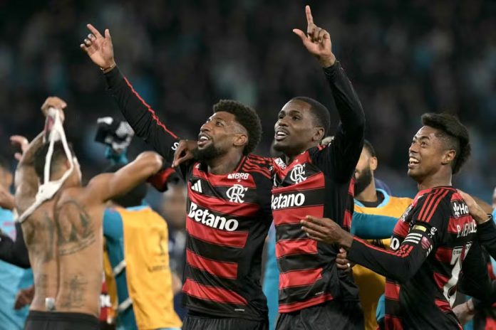Emerson Royal, Evertton Araújo e Bruno Henrique comemoram a classificação do Flamengo para final da Libertadores da América - FOTO: Luis ROBAYO / AFP