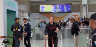 Filipe Luís em desembarque do Flamengo no Rio de Janeiro após classificação para final da Copa Libertadores da América
