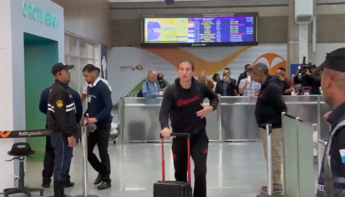 Filipe Luís em desembarque do Flamengo no Rio de Janeiro após classificação para final da Copa Libertadores da América