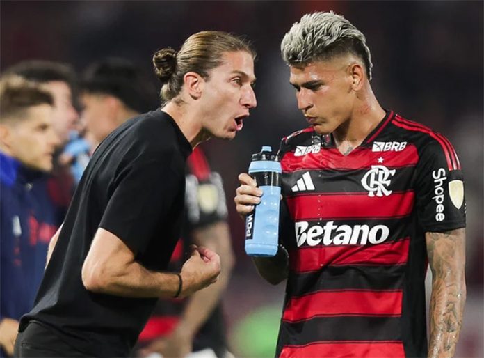Filipe Luís e Carrascal durante jogo entre Flamengo e Racing