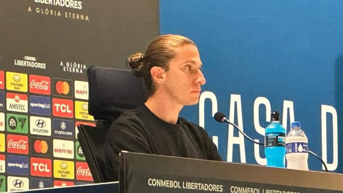 Filipe Luís em entrevista coletiva após vitória do Flamengo sobre o Racing