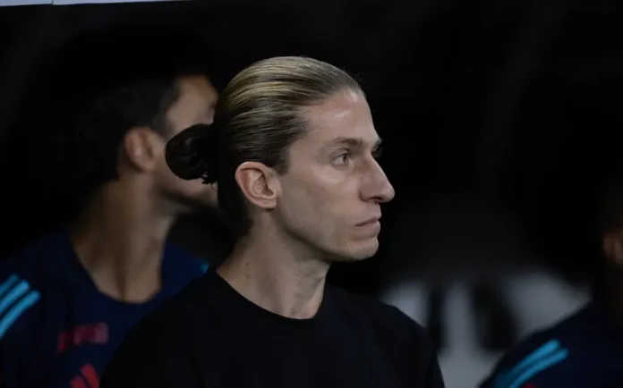 Filipe Luís em campo na derrota do Flamengo para o Fortaleza - FOTO: Baggio Rodrigues / AGIF