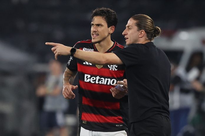 Filipe Luís e Pedro durante a vitória do Flamengo sobre o Botafogo